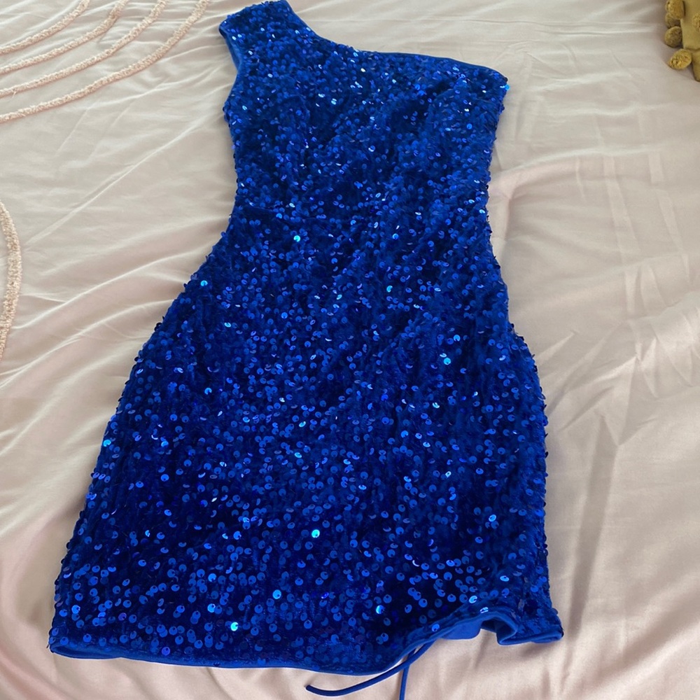 Blue one shoulder sequins dress
